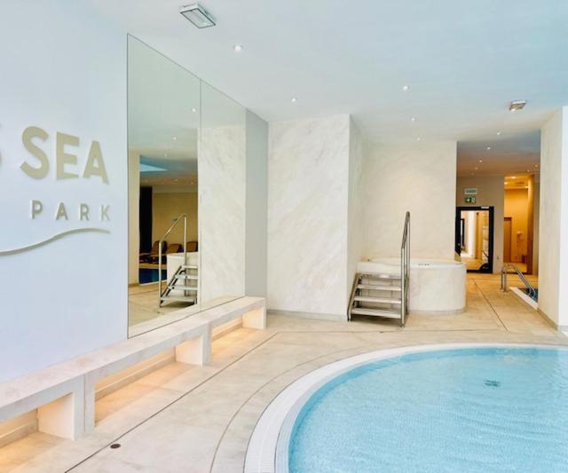 Let'S Sea - 2 Bedroom - Premium Baltic Apartment With Front Sea View Garden And Spa Access Гонски Экстерьер фото